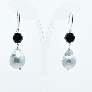 Orecchini in perle e spinello nero